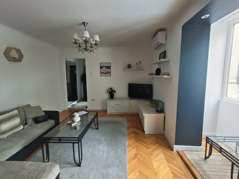 Piata Romana, langa metrou, ap 2 camere recent renovat mobilat, utilat