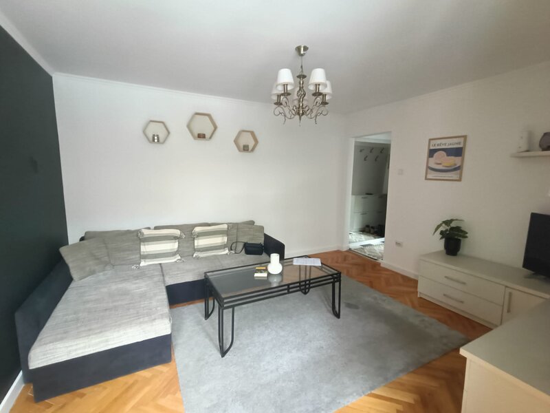 Piata Romana, langa metrou, ap 2 camere recent renovat mobilat, utilat