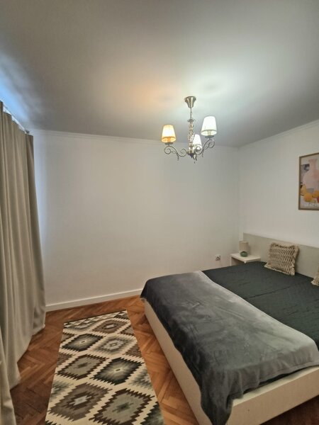 Piata Romana, langa metrou, ap 2 camere recent renovat mobilat, utilat