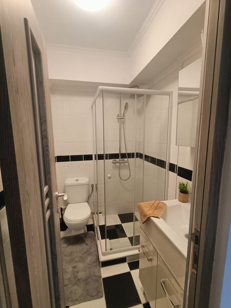 Piata Romana, langa metrou, ap 2 camere recent renovat mobilat, utilat