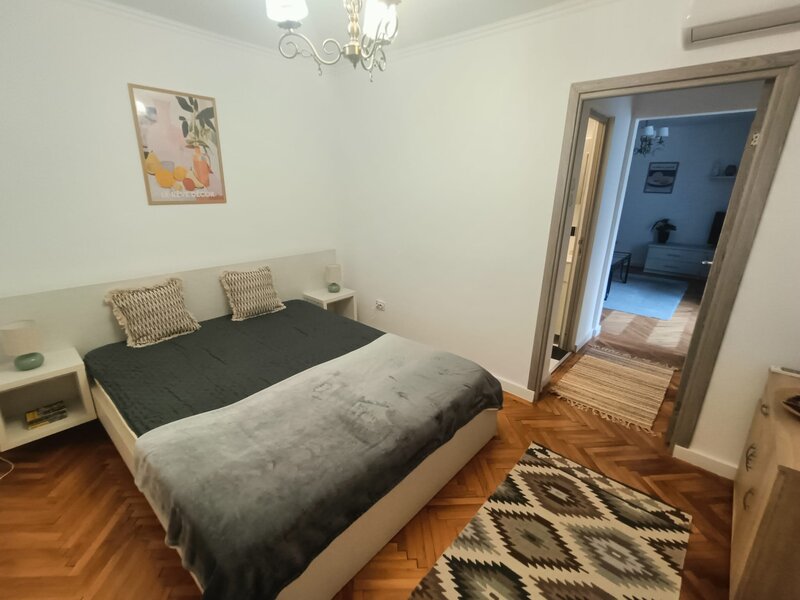 Piata Romana, langa metrou, ap 2 camere recent renovat mobilat, utilat